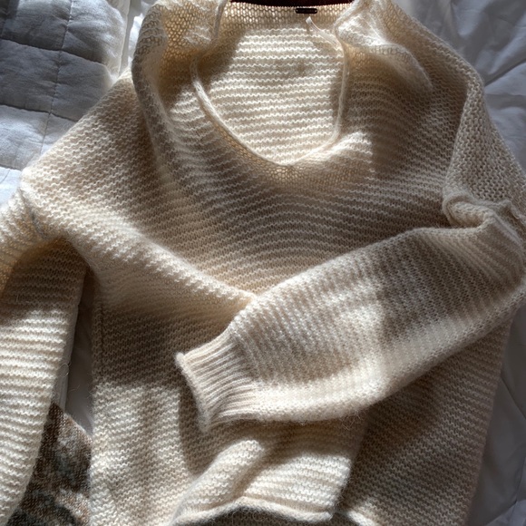 FREE PEOPLE OVERSIZED SWEATER 🖤 - Picture 2 of 3